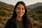 Foto de perfil común y corriente en un paisaje de una Mujer chilena de 24 años 