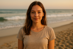 Foto de perfil de una joven en la playa